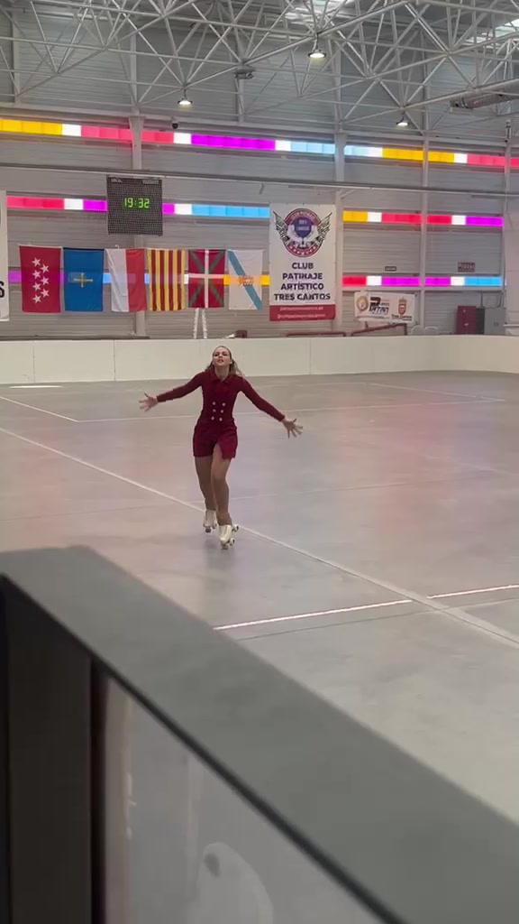 Patinadora interpretando una coreografía de Danza
