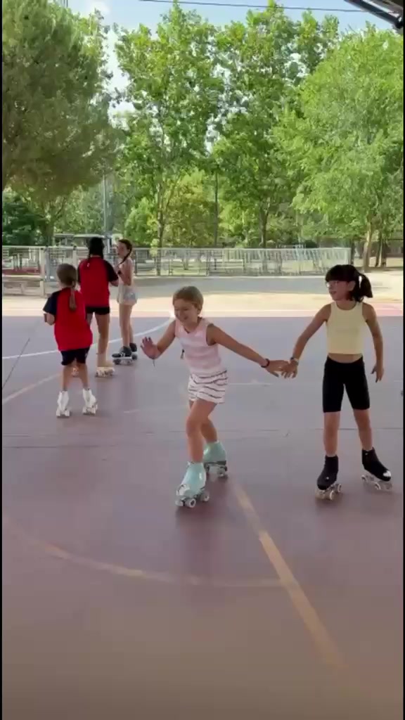 Grupo de iniciación practicando Patinaje Libre