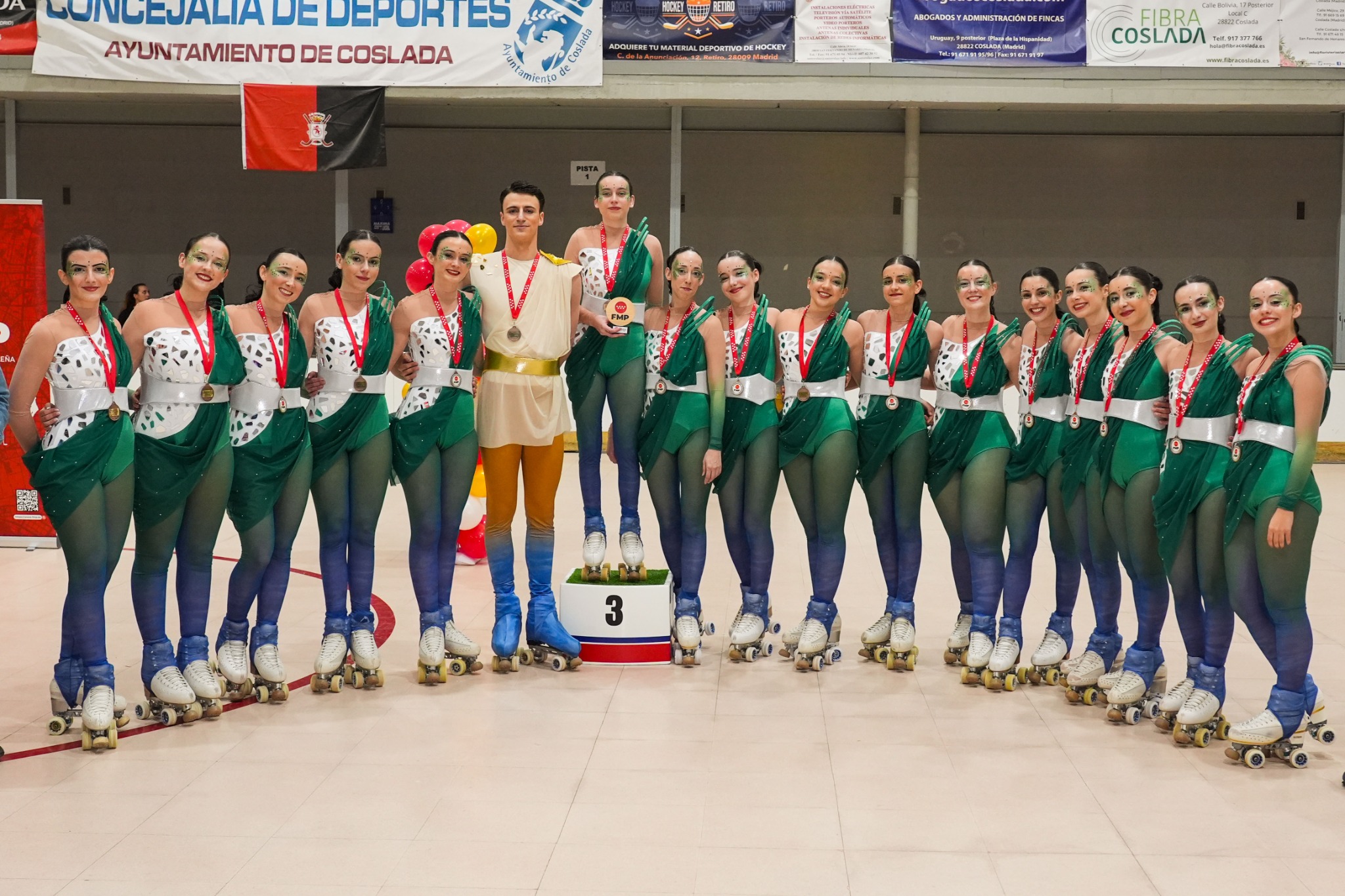 Equipo de Show con sus medallas tras la competición