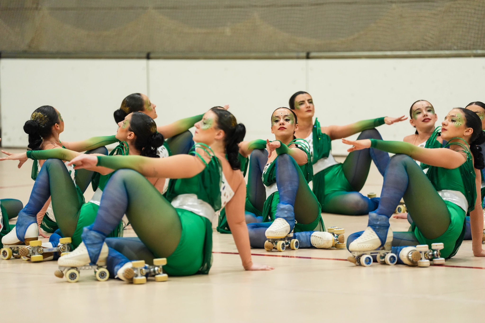 Patinadoras de Show durante una figura en el suelo